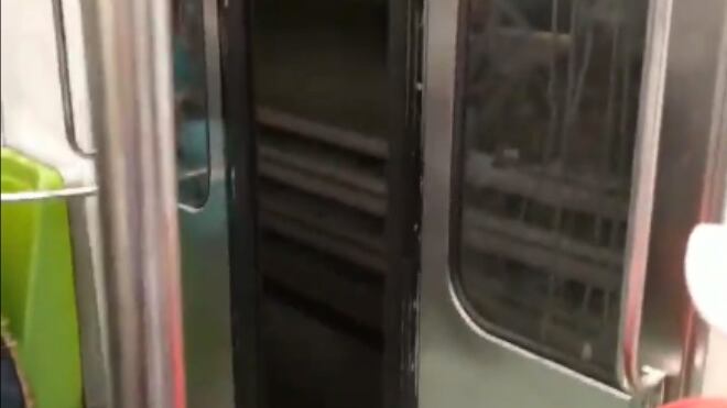 Puertas abiertas en un tren del Metro en movimiento.