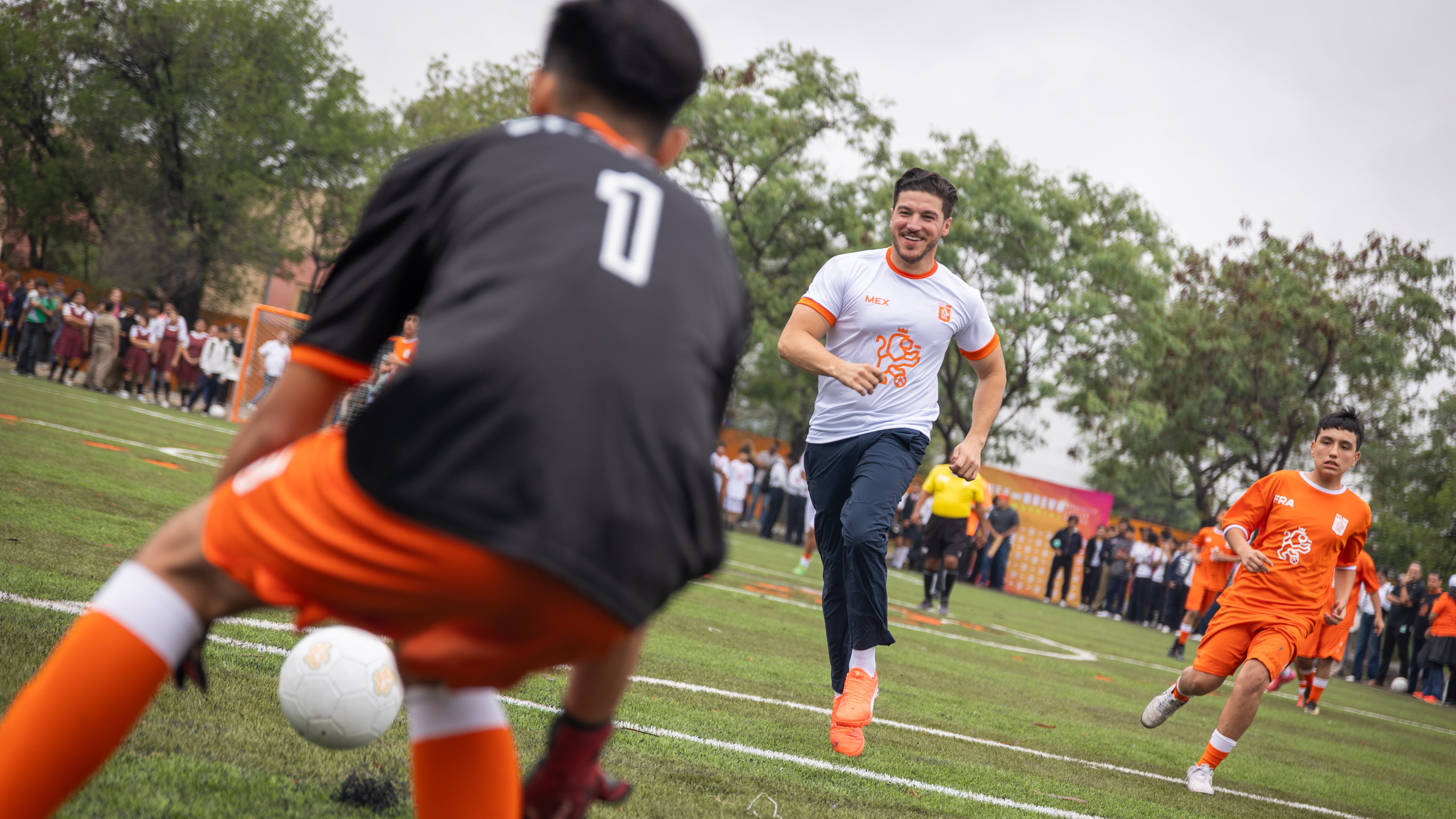 García clausuró las actividades académicas participando en un partido de fútbol del mundialito