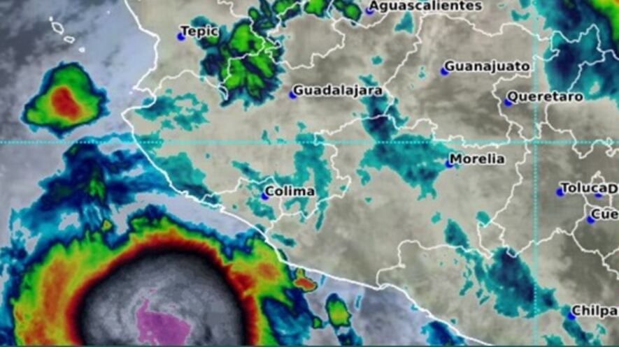 El huracán Flossie mantiene su impacto en costas mexicanas con lluvias torrenciales, rachas de hasta 140 km/h y oleaje de hasta 6 metros.
