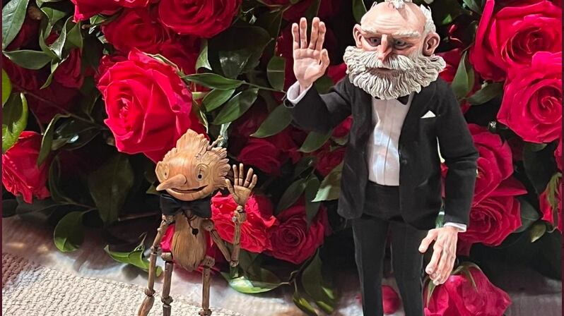 Gepeto y Pinocho sorprenden en la alfombra champaigne de los Óscar.