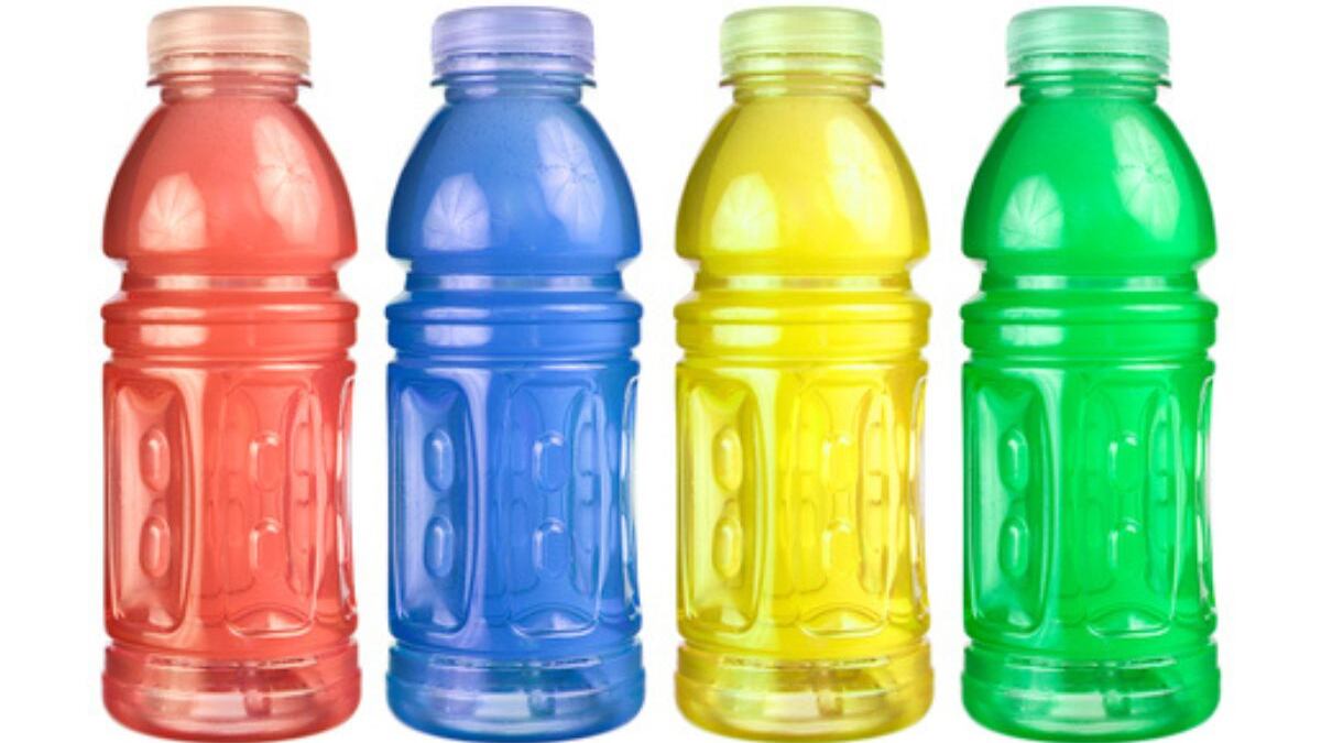 Prohibirán que menores de edad consuman bebidas energetizantes.