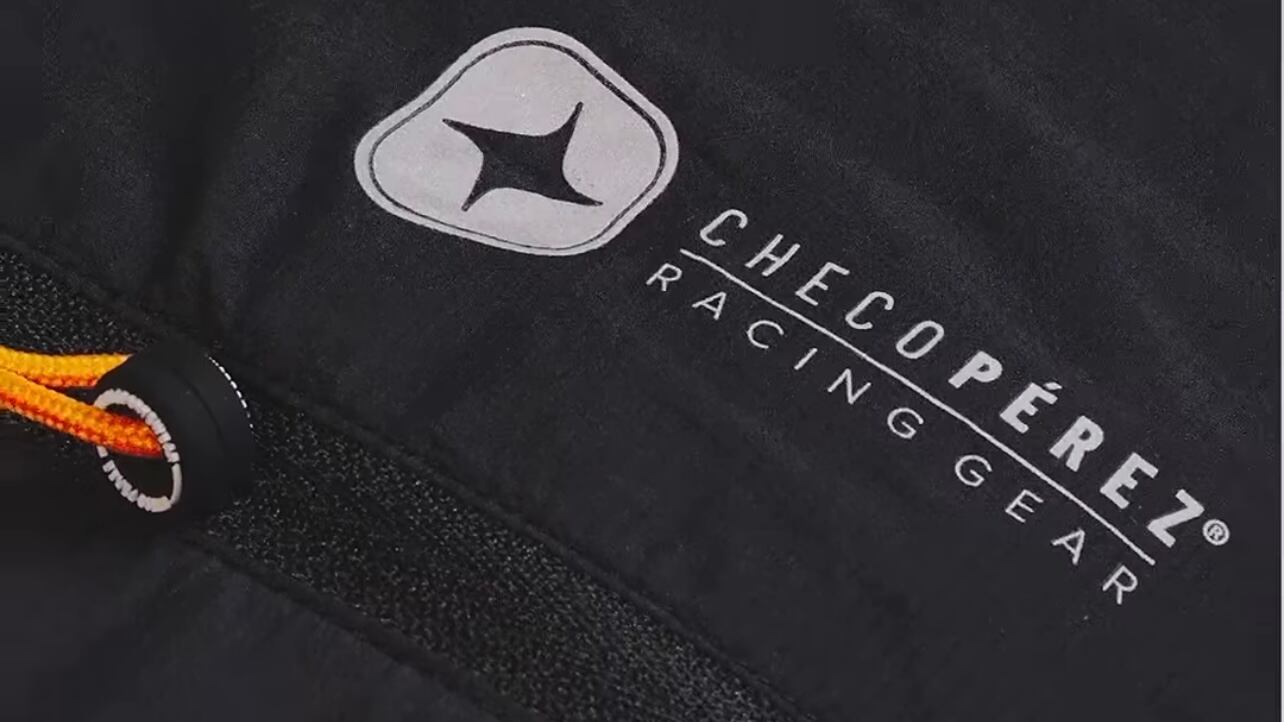 En vísperas del regreso del piloto a la Fórmula 1, presentan prendas de edición especial que conectan con su historia, con su afición y con las carreras de autos, en alianza con Maja Sportswear. Foto: Sergio Pérez.