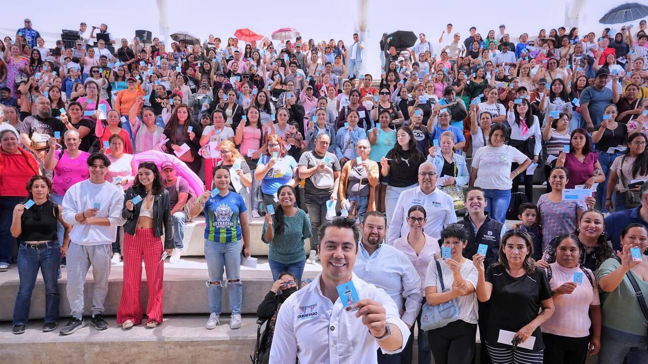 Entrega de tarjetas.