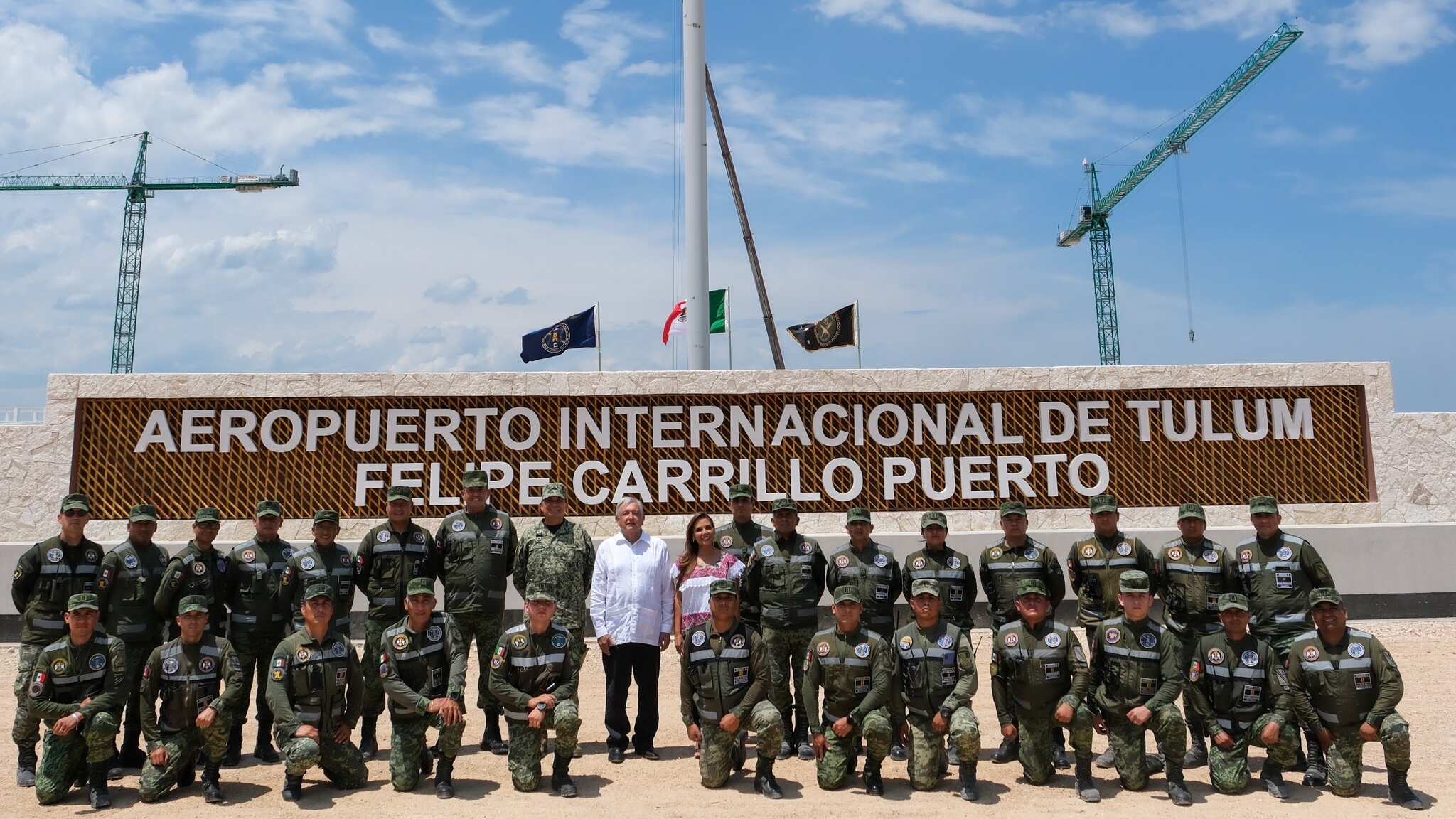 AMLO difundió una fotografía con la gobernadora de Quintana Roo, Mara Lezama, con el general Luis Cresencio Sandoval, secretario de la Defensa Nacional (Sedena), y con los ingenieros militares que construyen el nuevo aeropuerto.