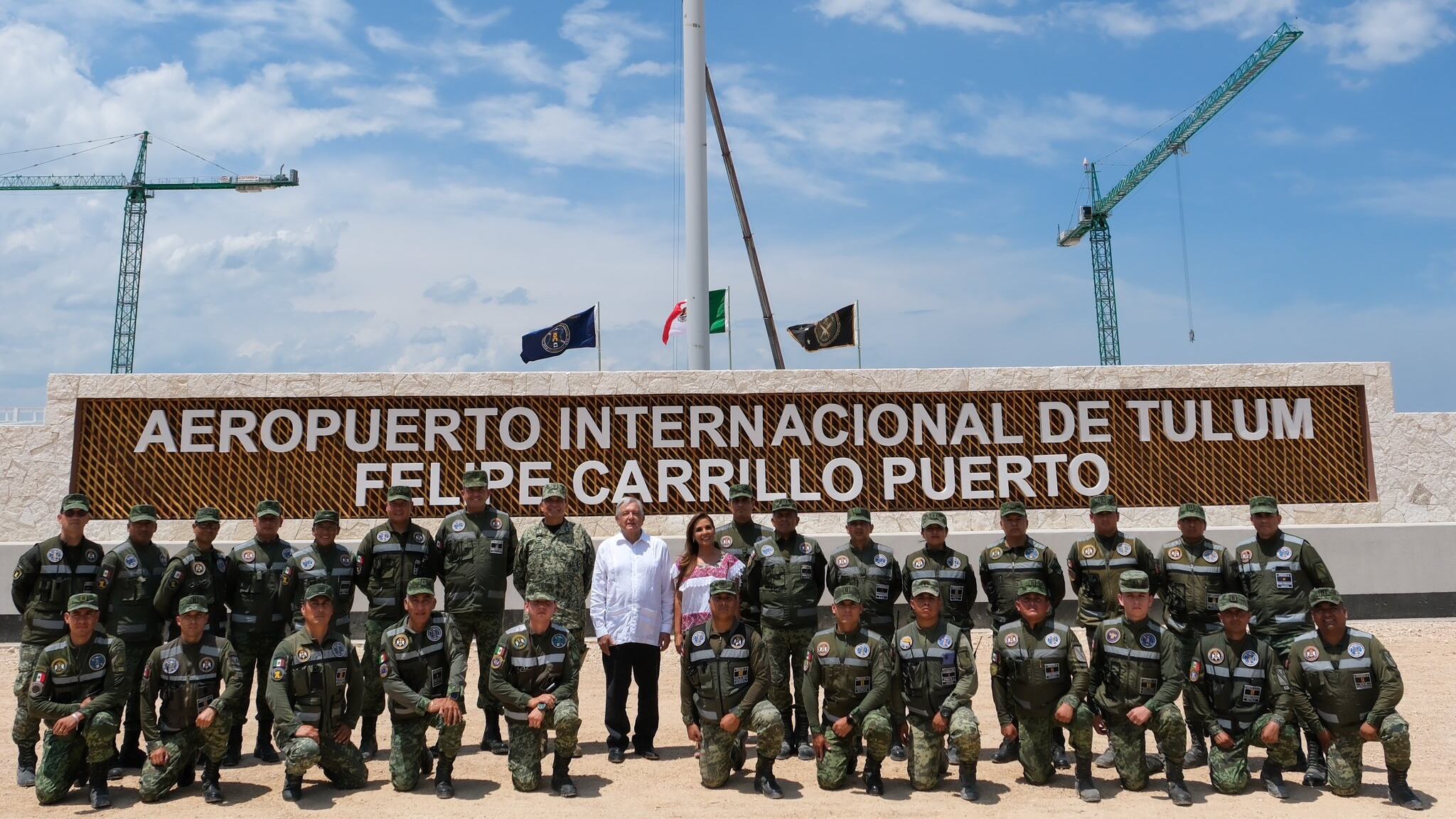 AMLO difundió una fotografía con la gobernadora de Quintana Roo, Mara Lezama, con el general Luis Cresencio Sandoval, secretario de la Defensa Nacional (Sedena), y con los ingenieros militares que construyen el nuevo aeropuerto.