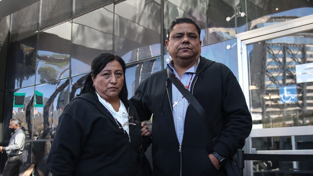 Dolores Bazaldúa y Mario Escobar acudieron a la FGR en CDMX.