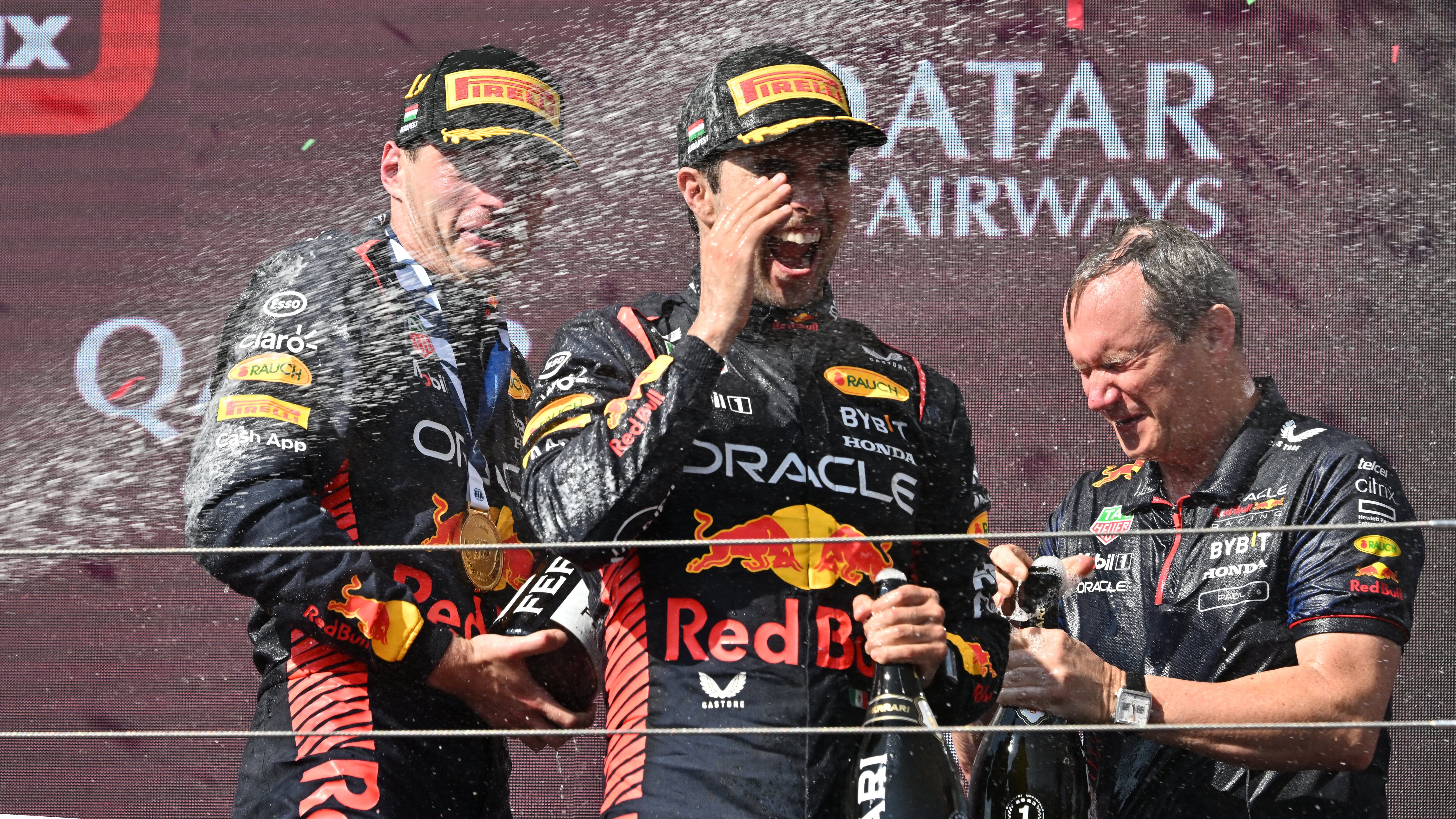 "Checo" Pérez junto a Max Verstappen en el champañazo habitual del podio. / Attila Kisbenedek/AFP