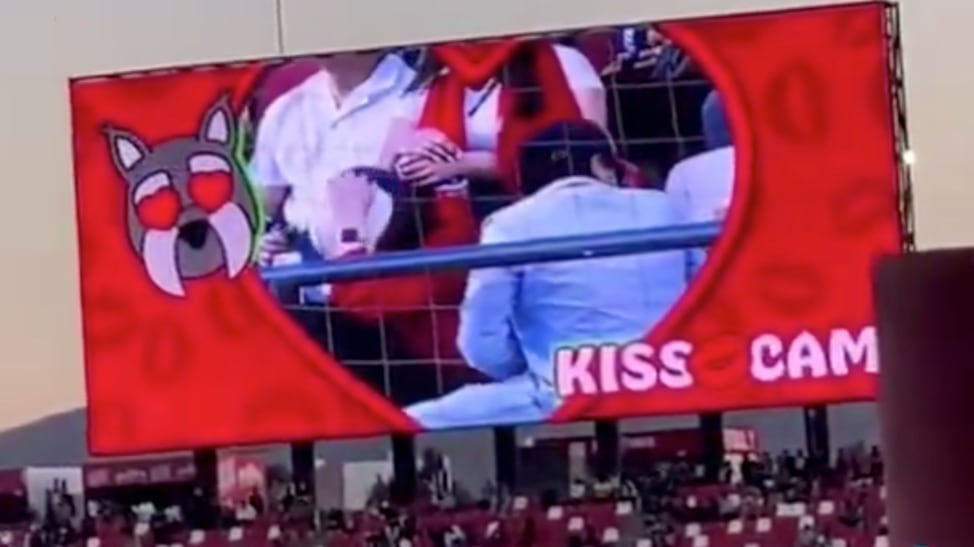 Kiss cam puso nerviosos a aficionados en el Alfonso Lastras.