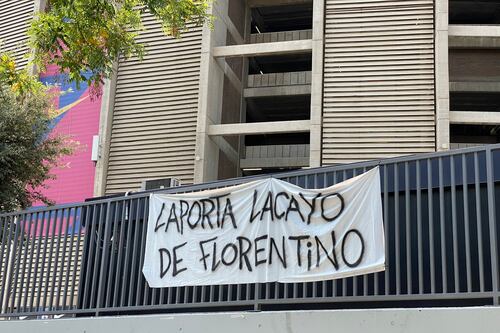 Aficionados del Barça protestan contra Joan Laporta por partida de Messi