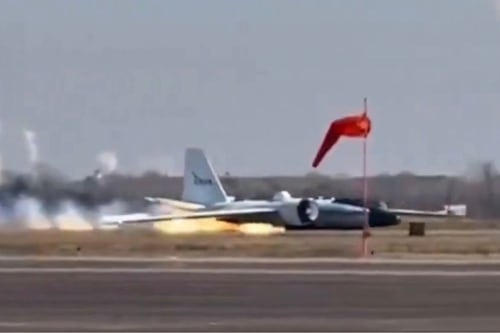 ¿Falla mecánica? Avión de la NASA baja de emergencia sin tren de aterrizaje en Houston (video)