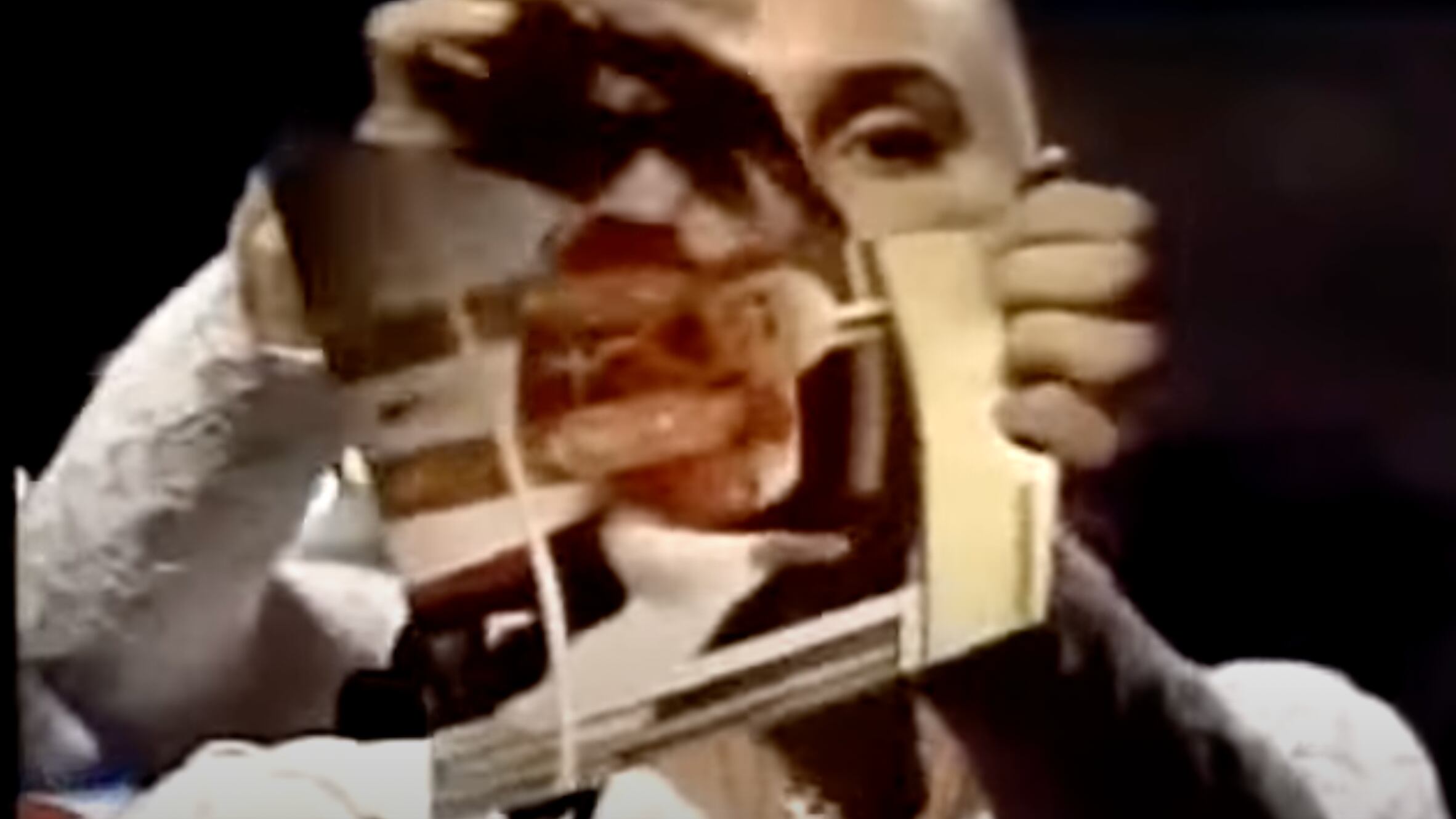 En 1992 la irlandesa causó polémica cuando rompió una foto de Juan Pablo II