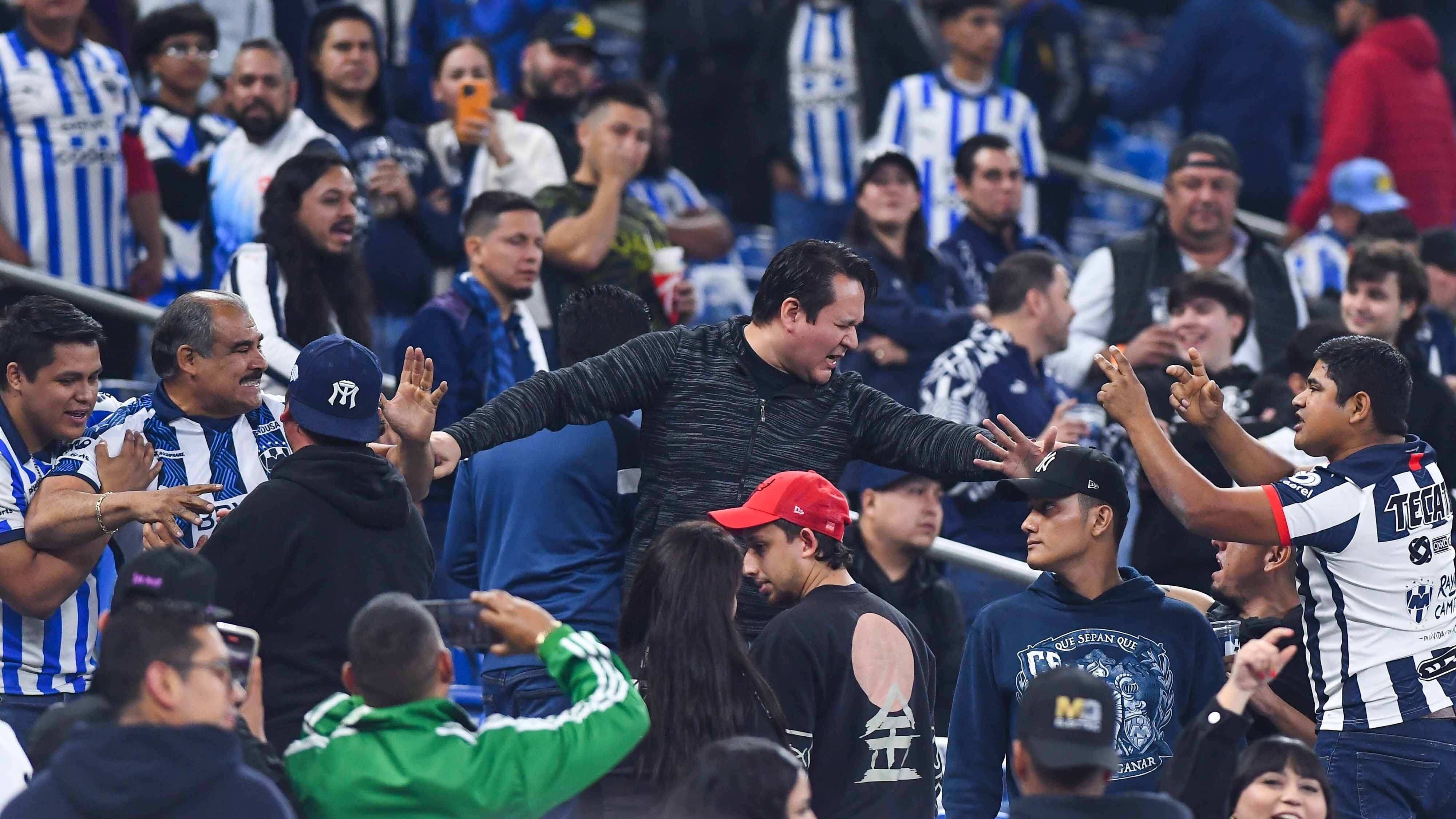 La afición de Rayados quedó molesta tras la derrota ante Chivas.