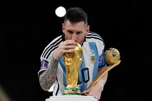 Con precio de locura, inicia subasta de camisetas que usó Messi en el Mundial