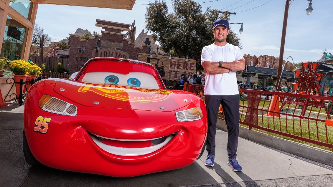 Checo Pérez posando con el Rayo McQueen.