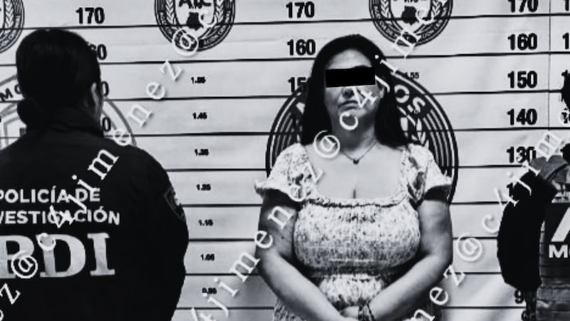 Detienen a excolaboradora de Adela Micha por presunto fraude de más de 2 millones de pesos