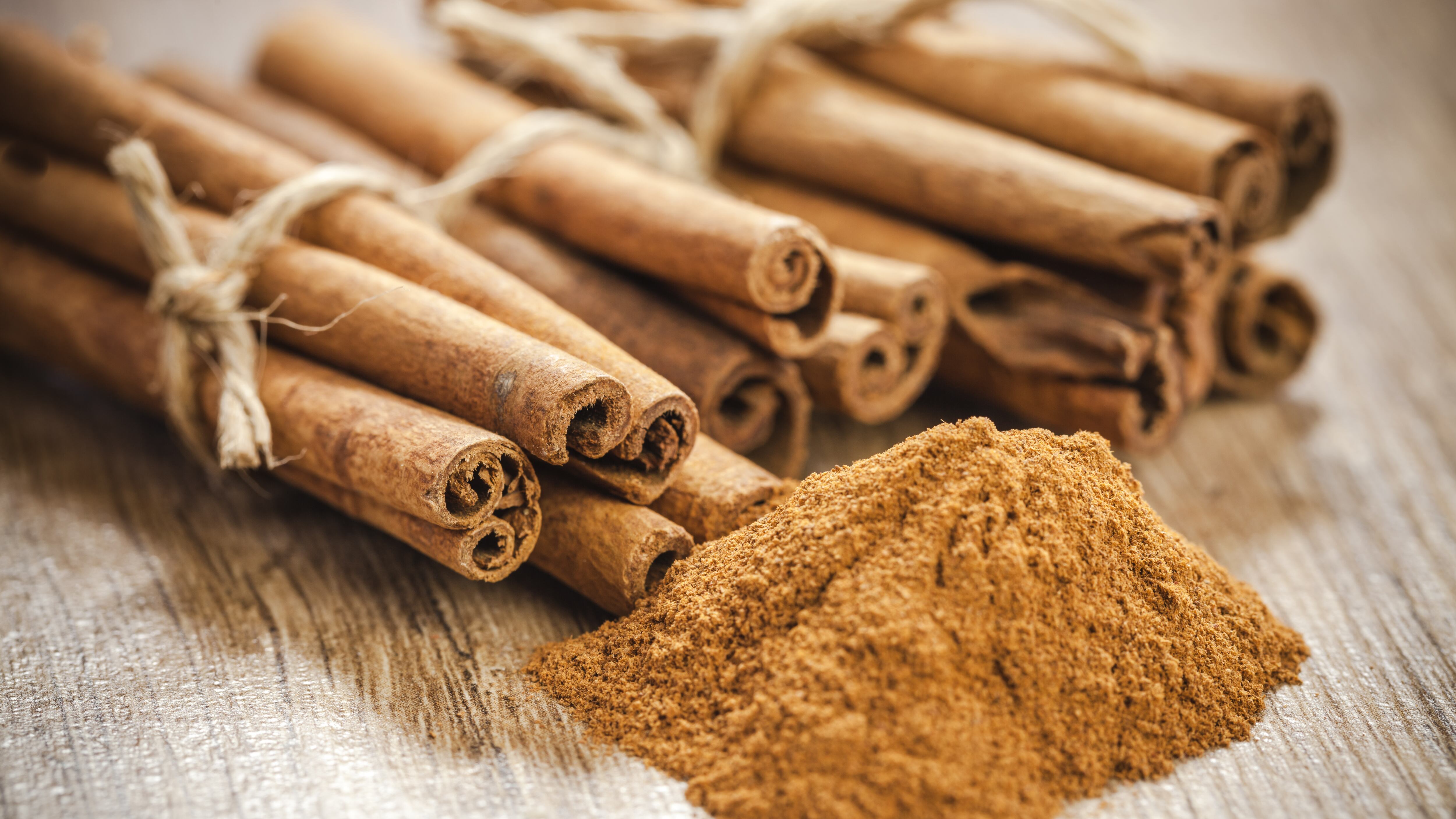 La canela es un excelente purificador del hogar; se puede trapear o vaporizar toda la casa para atraer buenas energías.