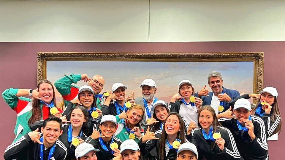 El equipo de natación artística presumió sus medallas I @NuriaDiosdado