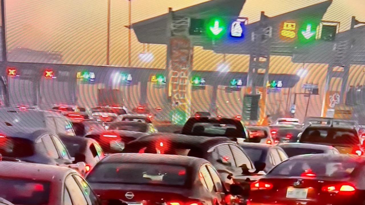 Desde temprano la caseta lucía congestionada por el alto número de vehículos.