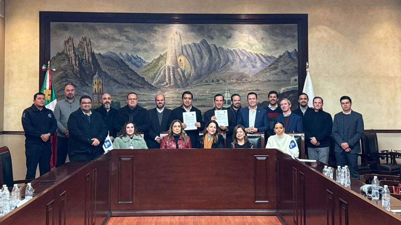 Autoridades de Santa Catarina y directivos de la Caintra firmaron un acuerdo de colaboración y trabajo conjunto.