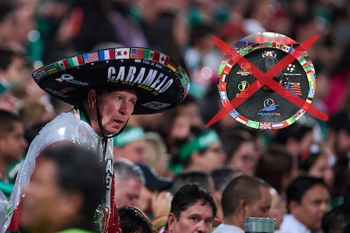 Caramelo pierde su sombrero y la afición mexicana lo celebra en redes sociales