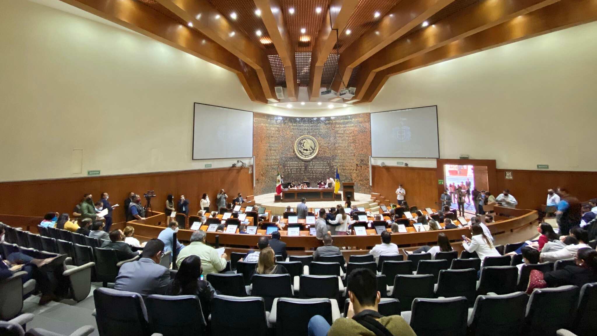 Se mencionó que los diputados plantean aprobar en comisiones el presupuesto mañana y en la tarde sesionar para que lo vote el Pleno.