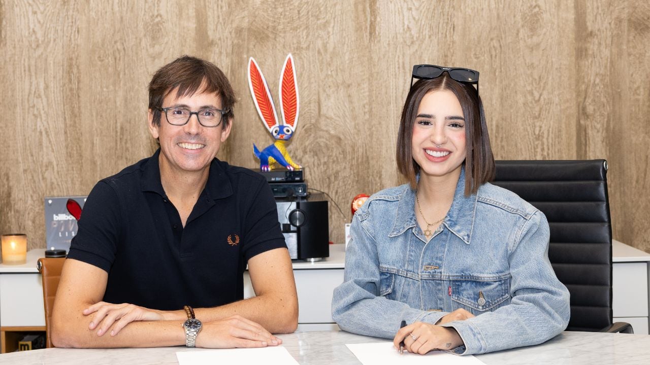 Dome Lipa firmando con Sony Music Latin