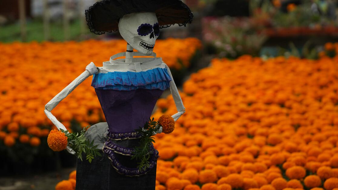 Cerveza Victoria quiere de hacer de esta tradicional fecha una experiencia inmersiva y darle una nueva manera de celebrar el Día de Muertos
(AP Photo/Marco Ugarte)