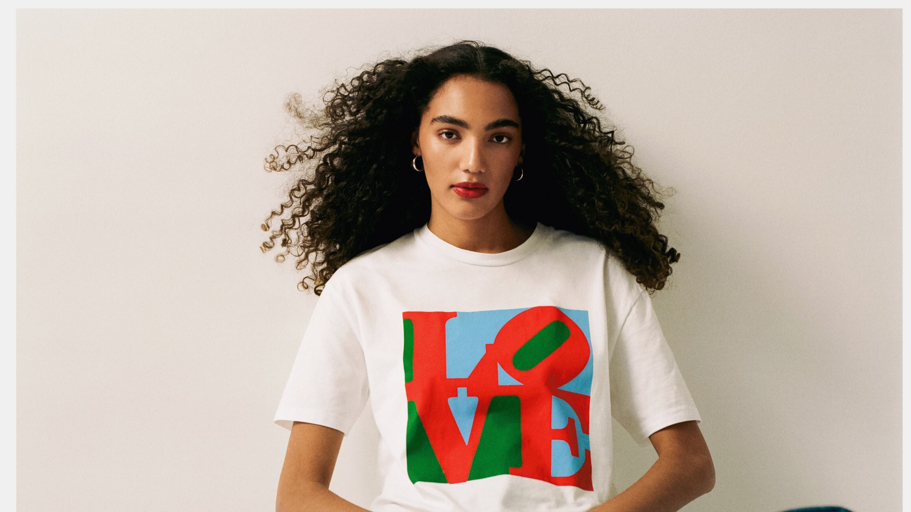 Conoce la colección Love que fusiona el arte del icónico Robert Indiana con la moda contemporánea. Desde vibrantes tonos rojos hasta diseños versátiles y cómodos