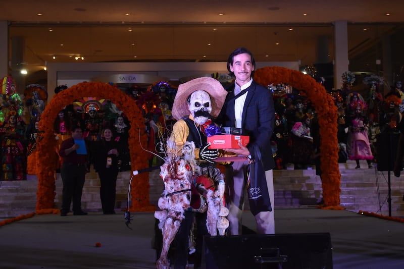 Samuel Alexander Muñoz Martínez, con el personaje de “Emiliano Zapata… Fiesta Mexicana Después de Estirar la Pata”.