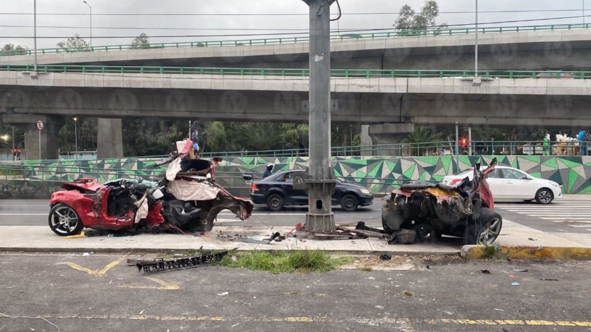 El automóvil quedó destrozado tras impactarse en el poste. (@MrElDiablo8)