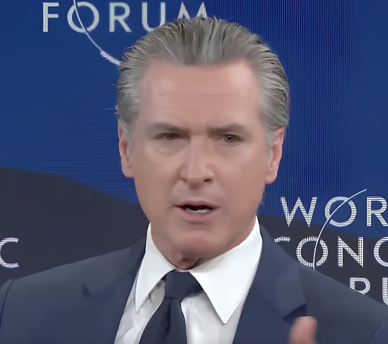 El Foro Económico Mundial fue fundado en 1971 por Klaus M. Schwab, profesor de economía en Suiza. Desde entonces, se han realizado 56 ediciones, incluyendo la de 2026. Foto: Gavon Newsom FB.