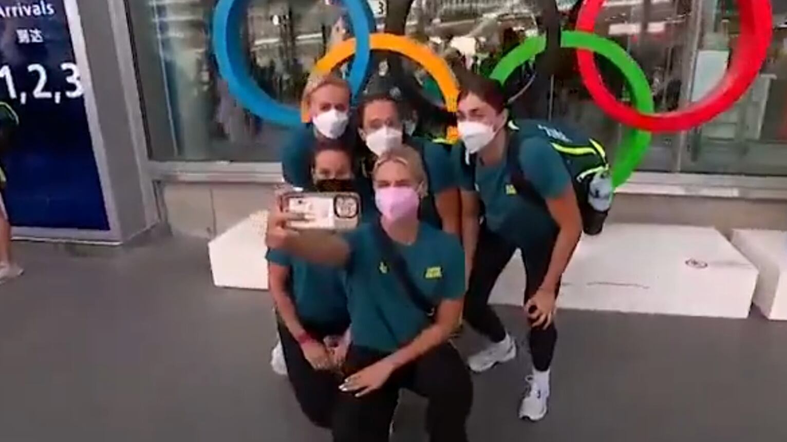 Atletas australianos llegaron a París portando cubrebocas ante el repunte de Covid.