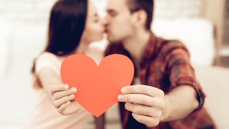 Besos son riesgo de contagio de herpes simple, síntomas y prevención