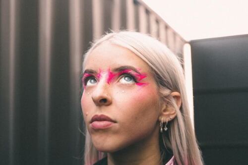 Young Miko presume nuevo look y comparte que le gusta el futbol mexicano