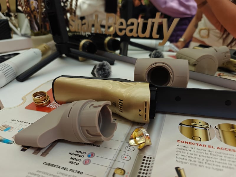 Su capacidad para peinar desde húmedo, evitar puntos calientes y mantener un look suave por más tiempo lo coloca como un nuevo estándar en la belleza diaria