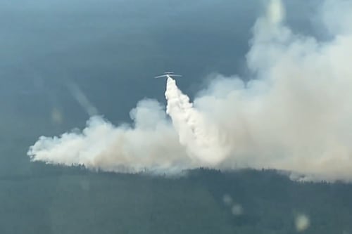 Aviones militares colaboran en extinción de  incendios forestales en Rusia