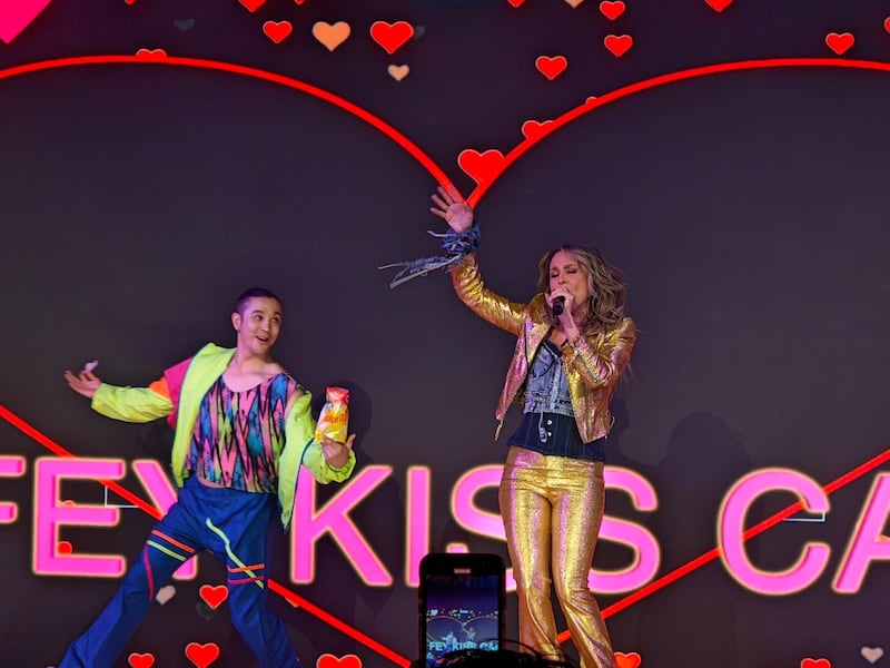 Entre tazos, pepsilindros, la clásica dona y un mini concierto, Fey recordó por qué marcó a toda una generación y sigue conectando con nuevas audiencias.