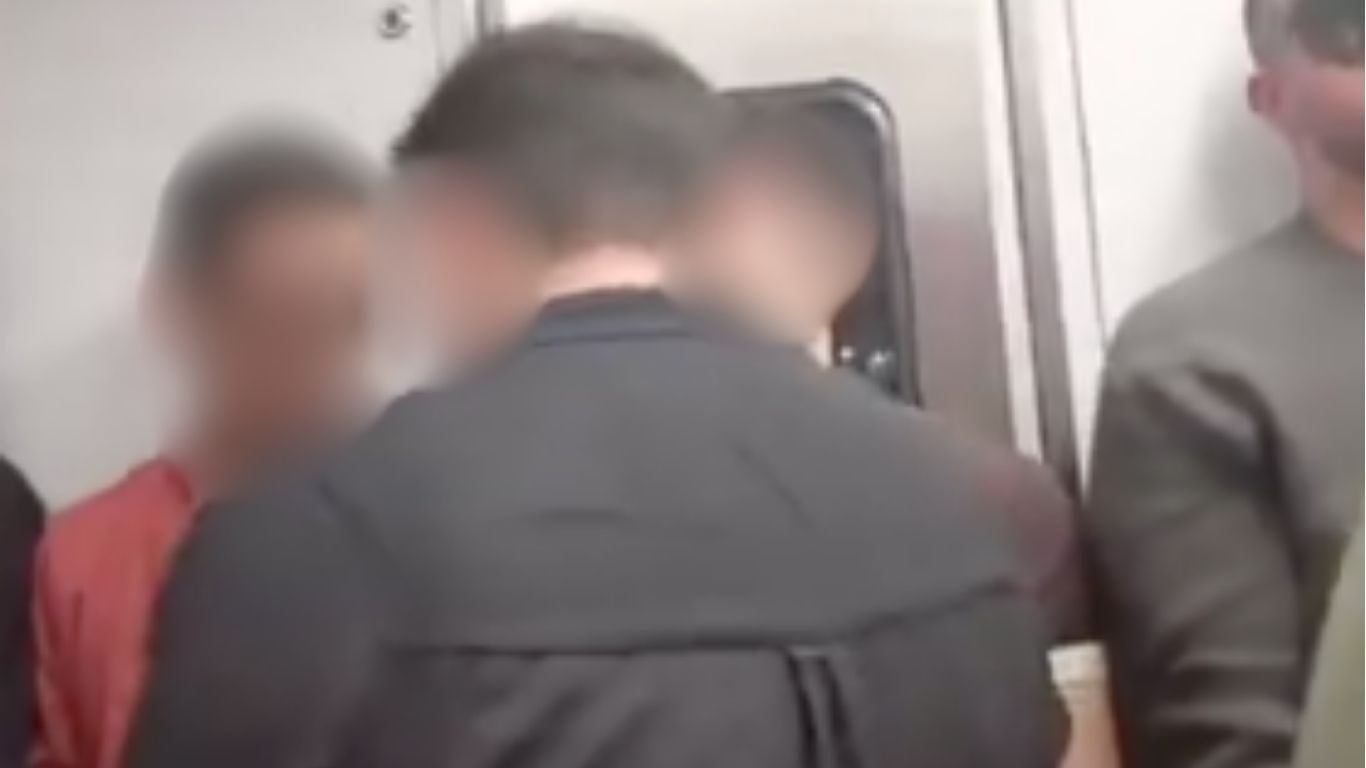 Graban a sujetos teniendo relaciones en la Línea 3