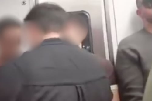 Graban a sujetos teniendo relaciones en el último vagón del Metro de la CDMX