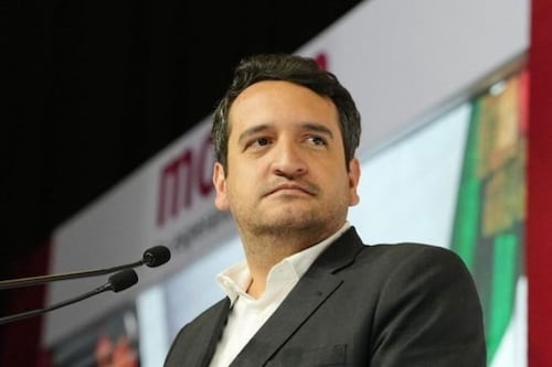 ¡Caos en Chihuahua! Escoltas rescatan a hijo de AMLO de lluvia de abucheos en aeropuerto