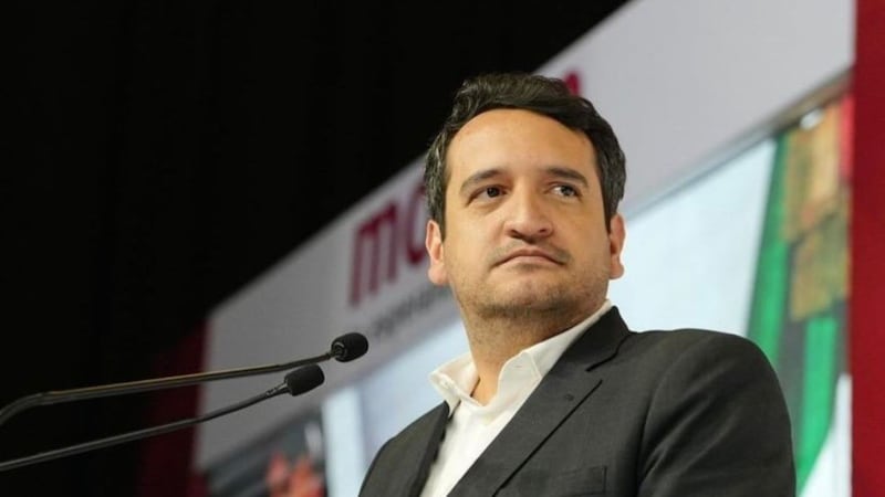 ¡Caos en Chihuahua! Escoltas rescatan a hijo de AMLO de lluvia de abucheos en aeropuerto