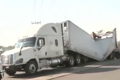 Se parte tráiler cargado de sandías y colapsa vialidad en la Texcoco-Lechería