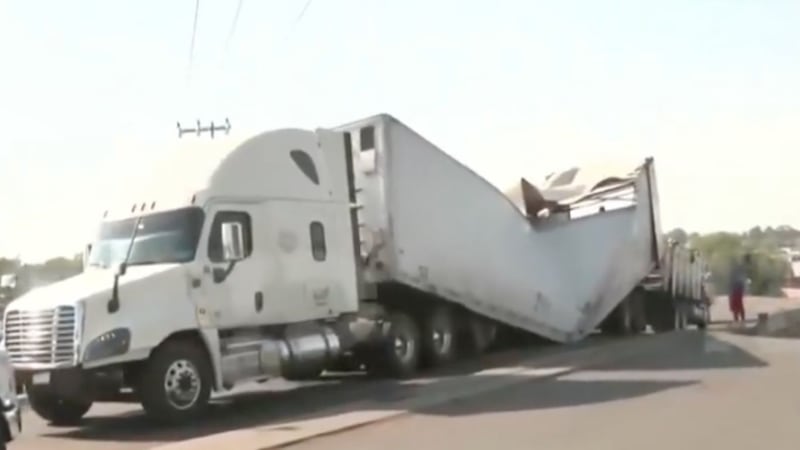 Se parte tráiler cargado de sandías y colapsa vialidad en la Texcoco-Lechería