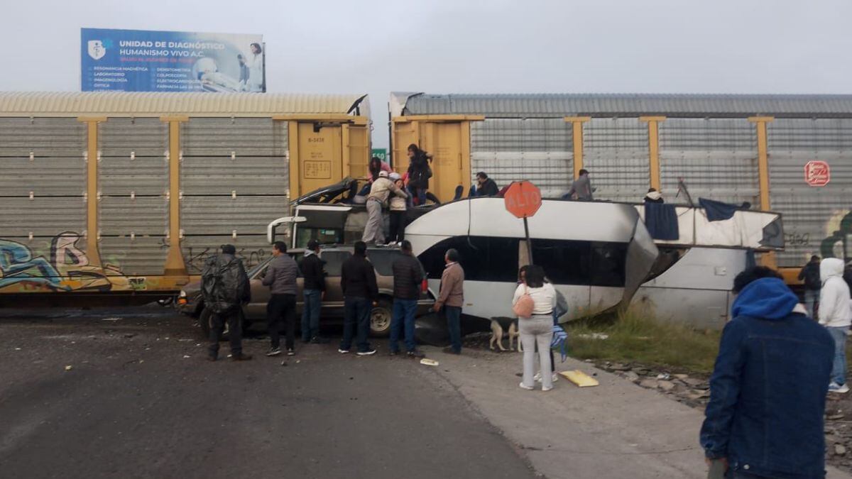 Video: Tren destroza autobús con pasajeros a bordo en Atlacomulco; muertos y heridos