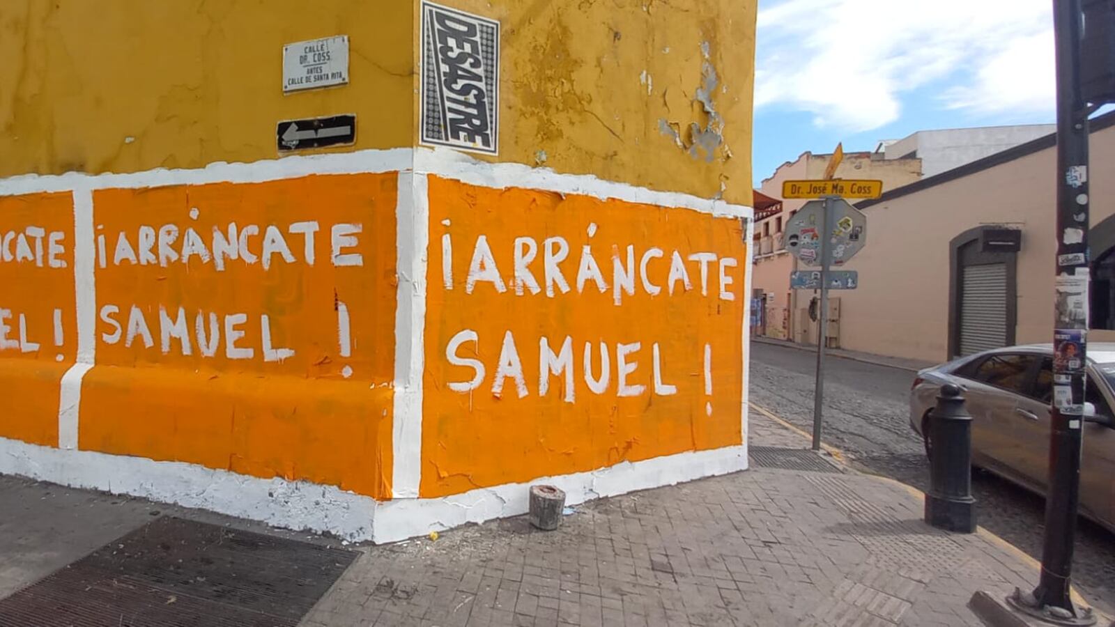 En Padre Mier y Doctor Coss la esquina de una fachada luce con los colores naranja y blanco de Movimiento Ciudadano.
