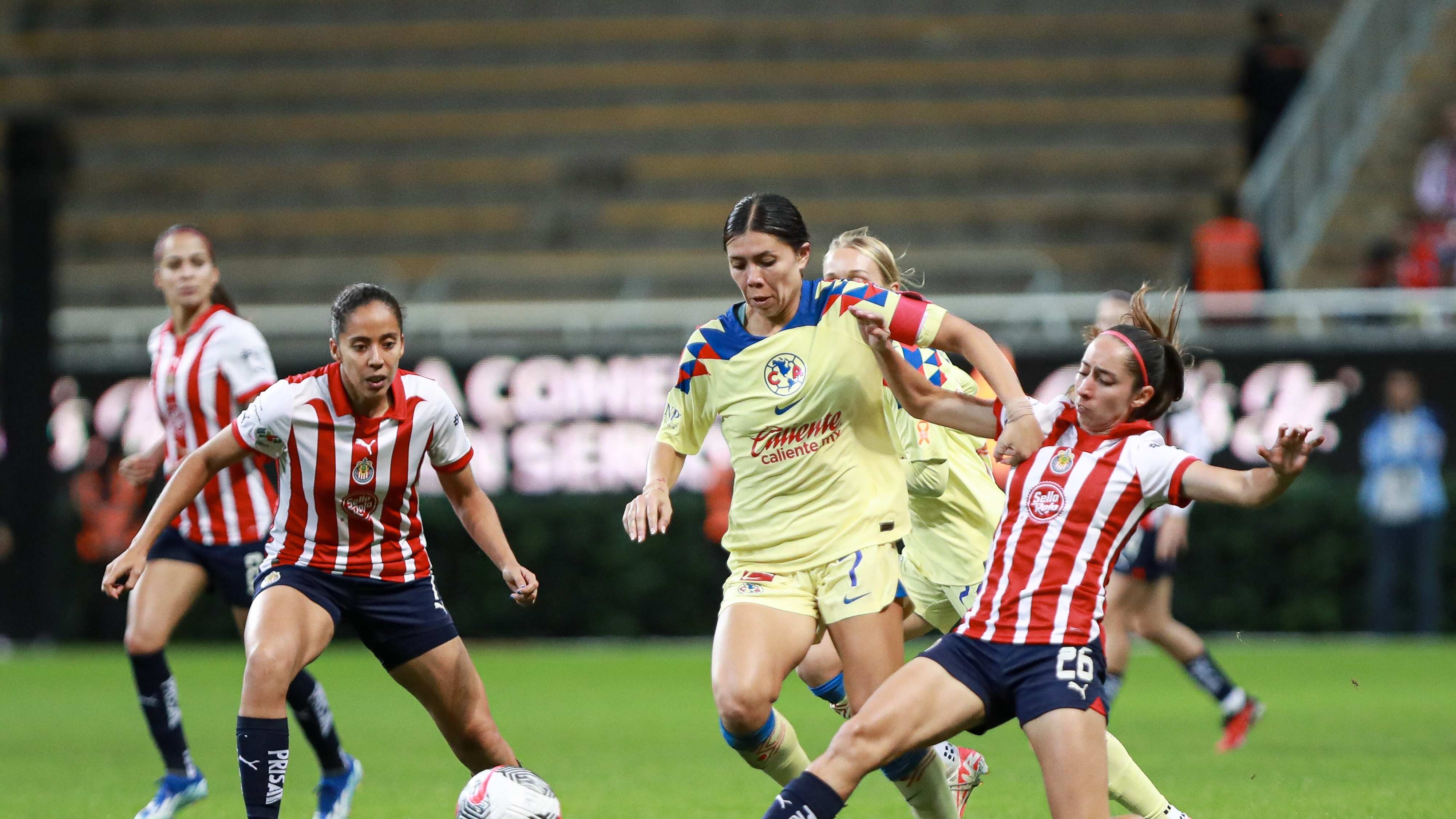 América y Chivas empataron a dos goles en la semifinal de ida.