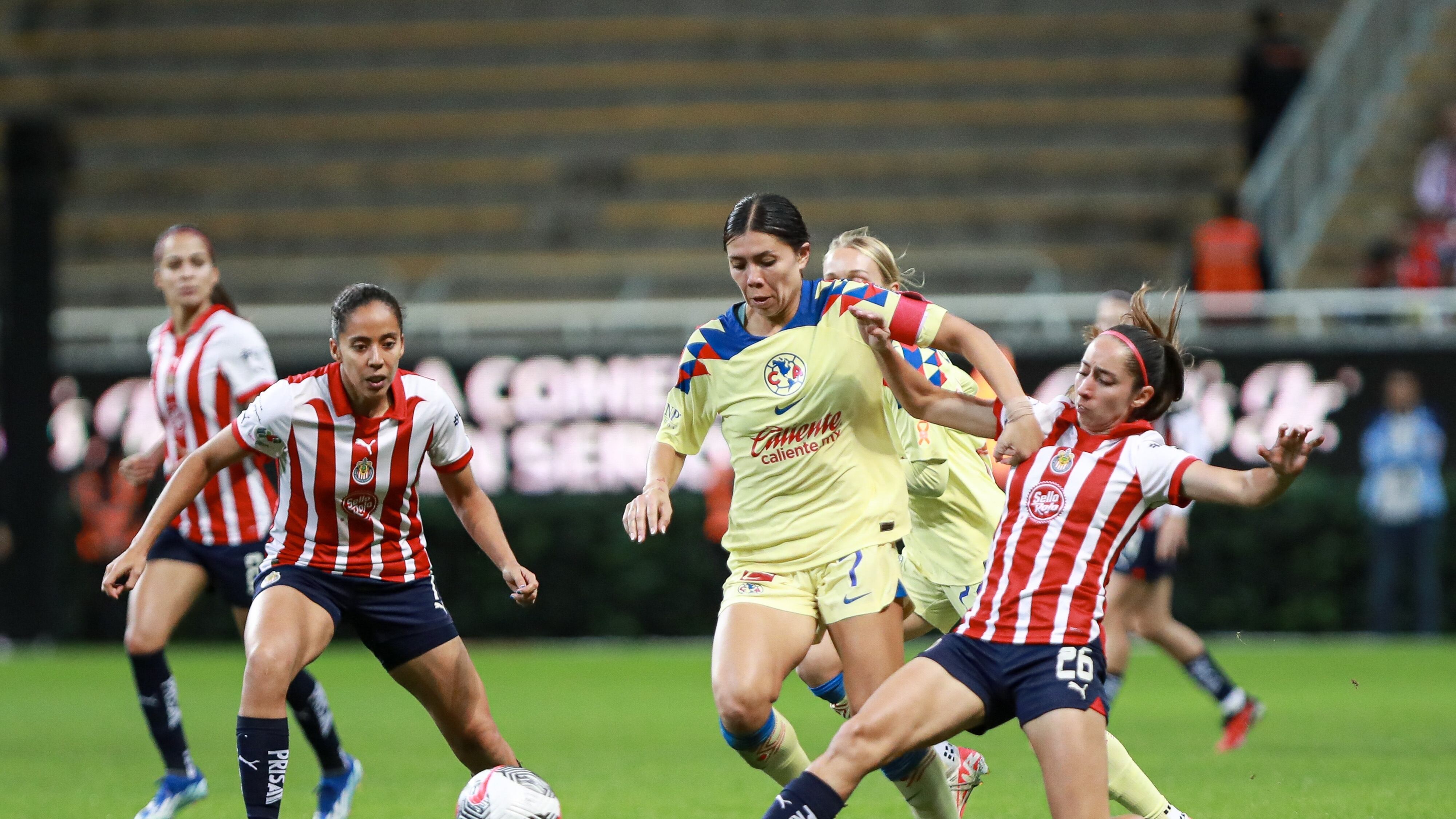 América y Chivas empataron a dos goles en la semifinal de ida.