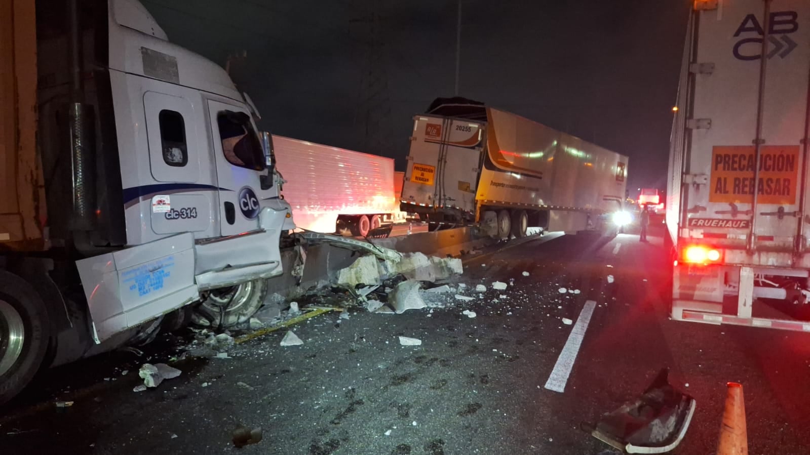 Por el accidente el camellón quedó completamente destruido.