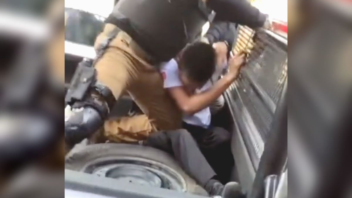 Policías someten con violencia a volantero en Ecatepec