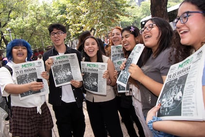 Morat reparte Publimetro en calles de CDMX